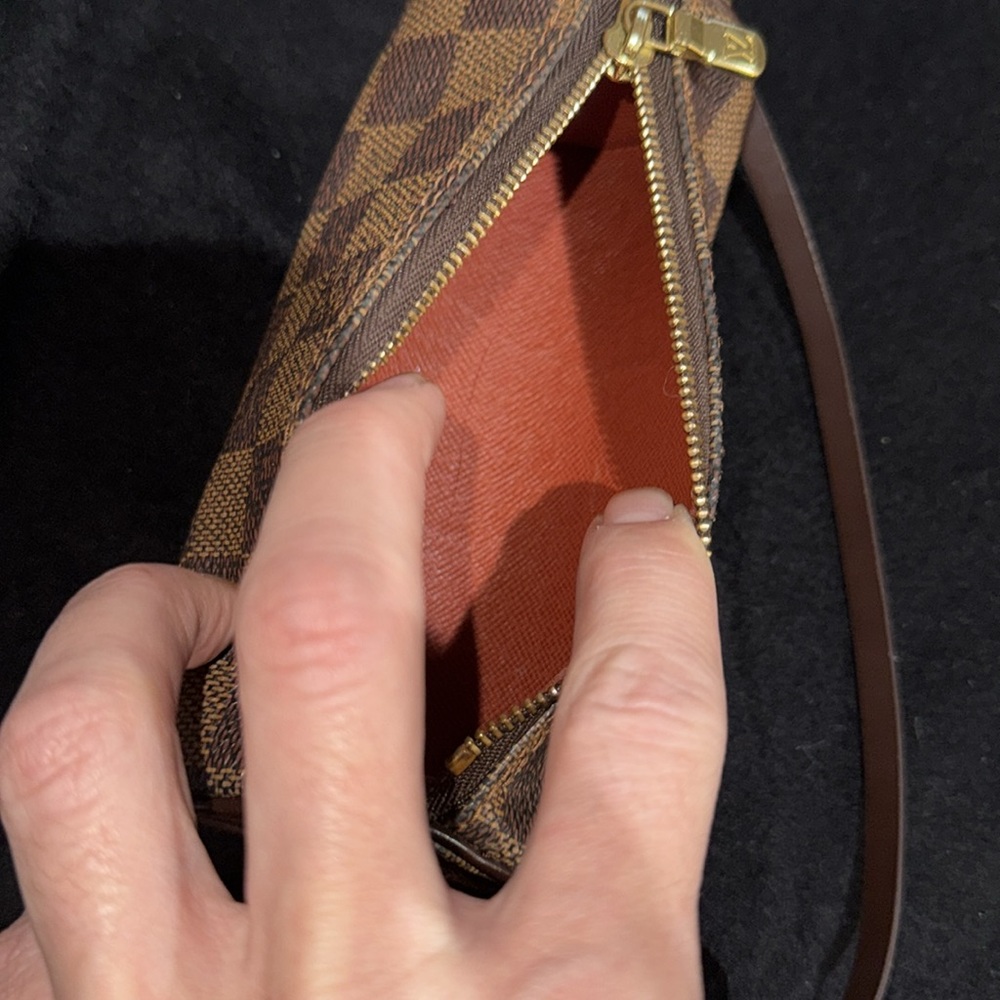 Women’s or Men's Louis Vuitton Damier Ebene pochette Papillon! With COA 10/10!🔥 - Picture 9 of 16